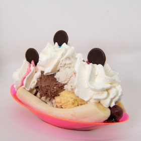 BANANESSPLITT Banane, gemischte-Eis, Mandarinen, Kirschen, Schokosauce, Blue Curacao, Amarenasauce, mit Sahne